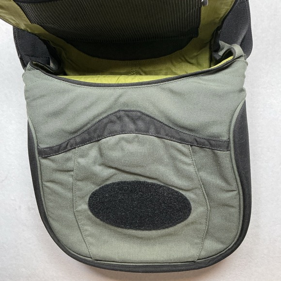Crumpler Wee Bee (Medium) Messenger Tablet Bag Black Canvas Green Interior - Picture 6 of 12